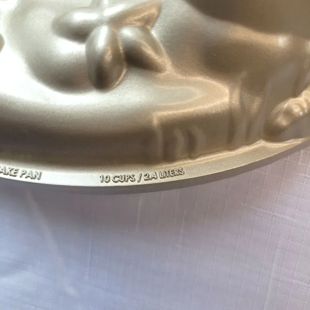 Nordic Ware USA Octopus Beach 10 Cup Cast Aluminum Ocean Baking Cake Pan Bundt